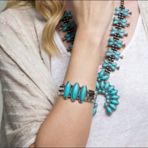 Western Tribal Turquoise Stretch Bracelet - Picture 3 of 8